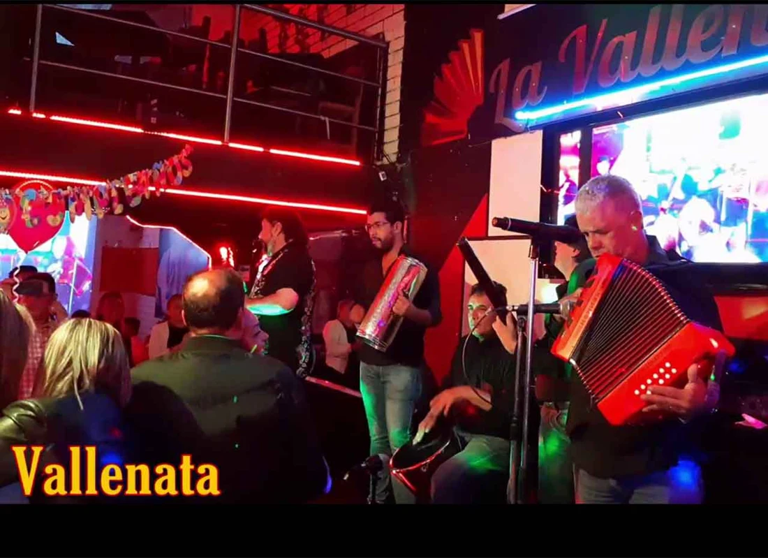 Presentación musical de archivo en la tarima de La Vallenata